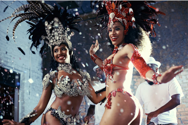 ブラジル-サンバカーニバルで踊る美しいTバックの女性たち。イメージ画像。