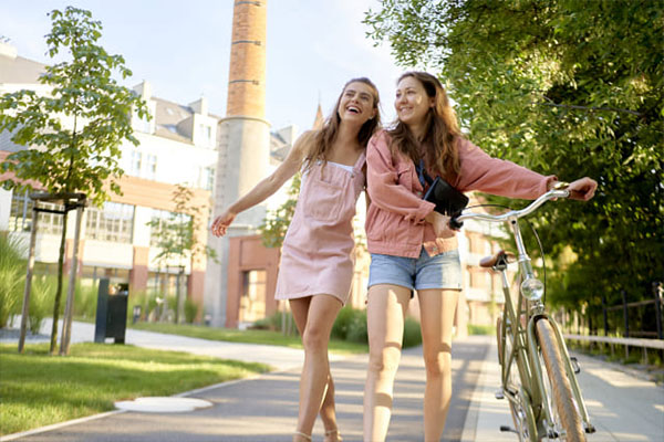 利用者は女性に限らず、男性向けの専門スタジオまである。みんなが同じ形を目指すというより、それぞれが自分に合う方法や仕上がりを選ぶ。その細かな選択肢の多さに、ニューヨークらしい自由さが表れている。